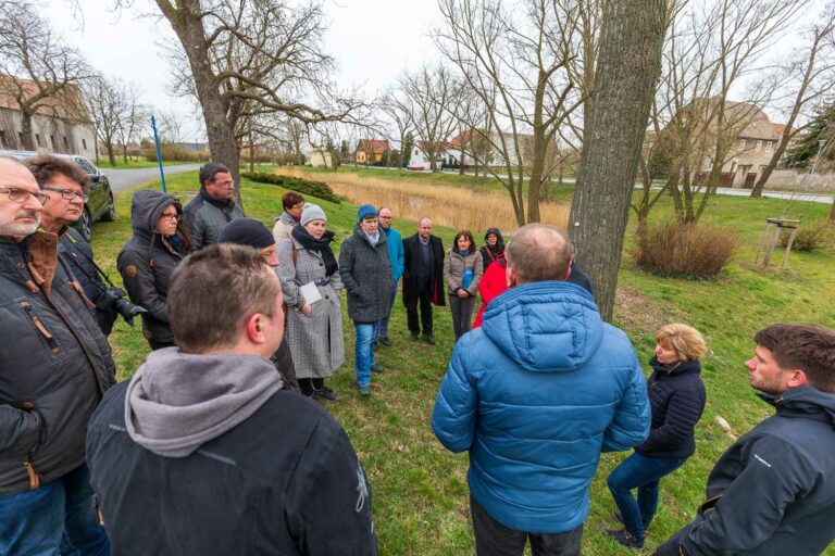 Kiestagebaue bedrohen Wasserhaushalt und Landwirtschaft. Bündnisgrüne machen sich Bild der Lage vor Ort