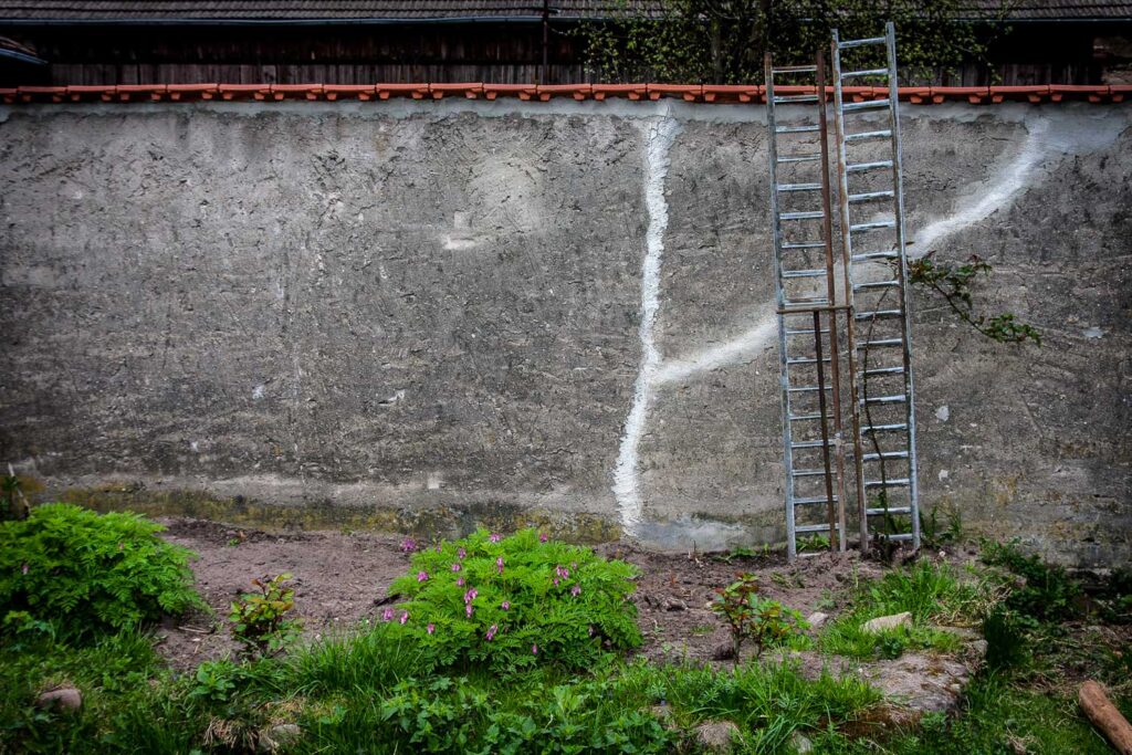 Eine Mauer mit Rissen