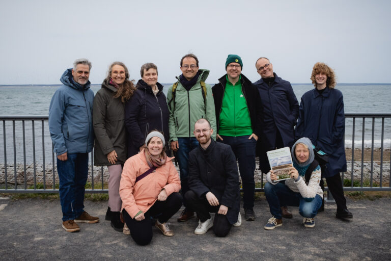 Grüne NRW-Landtagsabgeordnete mit ehemaligem Kohlekommissionsmitglied am Cottbuser Ostsee – Lausitzer Bündnisgrüne ziehen ernüchterte Bilanz nach sieben Jahren Flutung